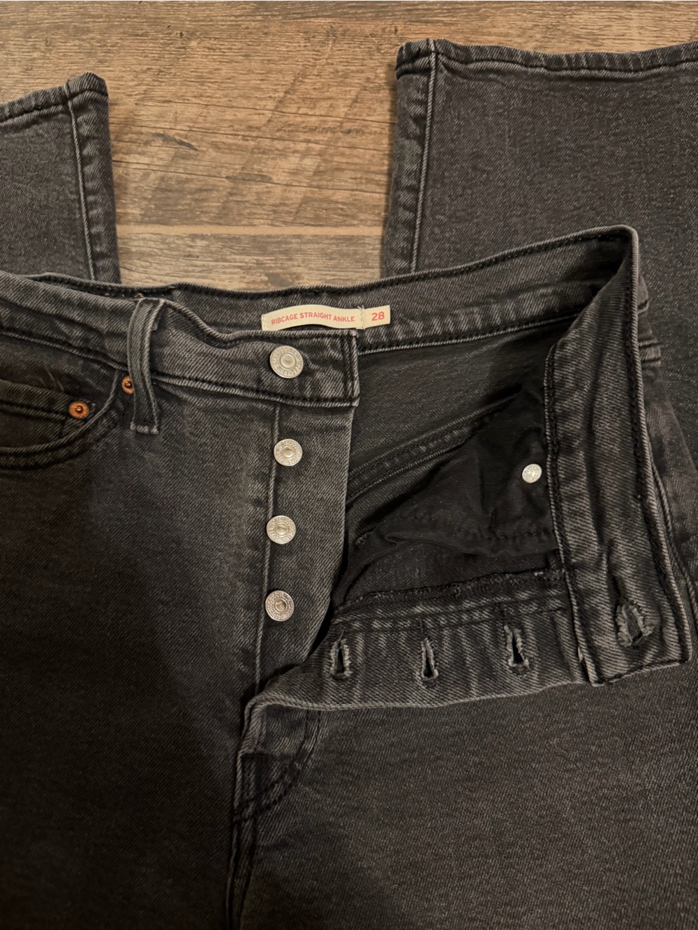 Levi's Women's Black Cropped Straight-Leg Jeans - Picture 7 of 7